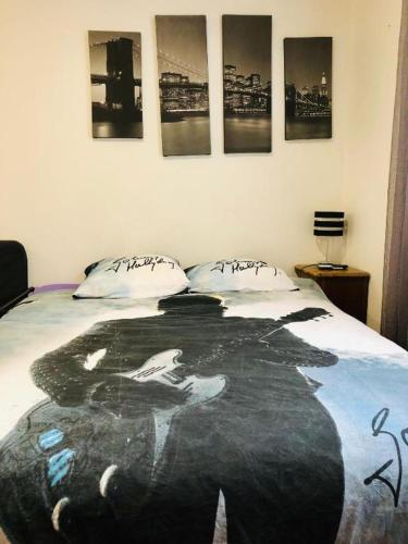 - un lit avec une couverture noire et blanche dans l'établissement Cosy studios, à Alfortville