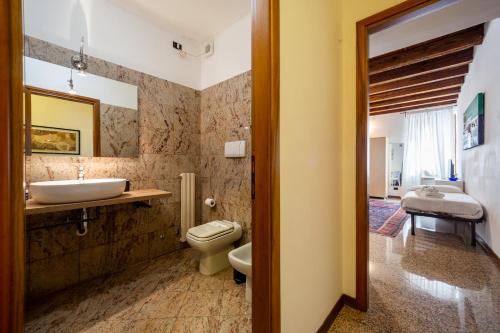 Salle de bains dans l'établissement Dimore Verona