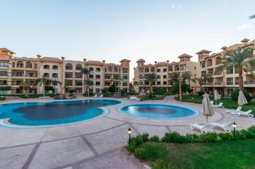 un grand complexe d'appartements avec une grande piscine dans l'établissement Resort-Style Luxury Chalet with Pool and Sea View in Sahl Hasheesh, à Hurghada