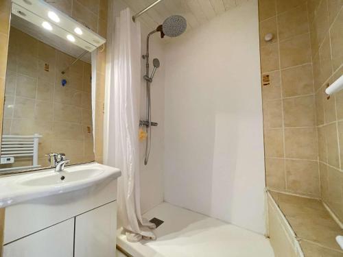 une salle de bain avec une douche et un lavabo et une douche dans l'établissement Studio cabine climatisé pour famille, proche plage - Le Lavandou - FR-1-308-198, au Lavandou