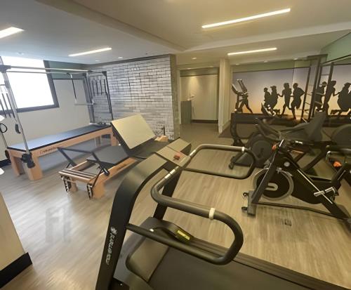 Fitness centrum a/nebo fitness zařízení v ubytování UNICO moderno no Batel com ar condicionado