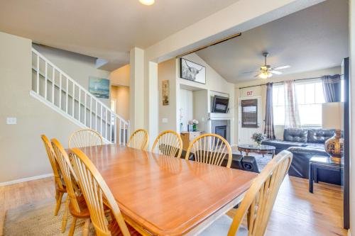 Ruang duduk di Shared Backyard Aurora Family Home