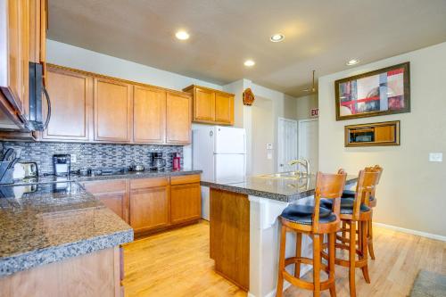 Dapur atau dapur kecil di Shared Backyard Aurora Family Home