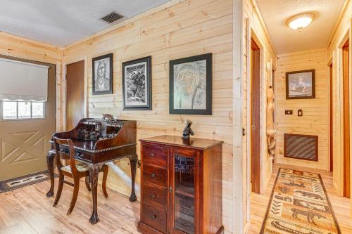 Galería fotográfica de Murphy Cabin with Deck, Grill and Private Pond! en Murphy