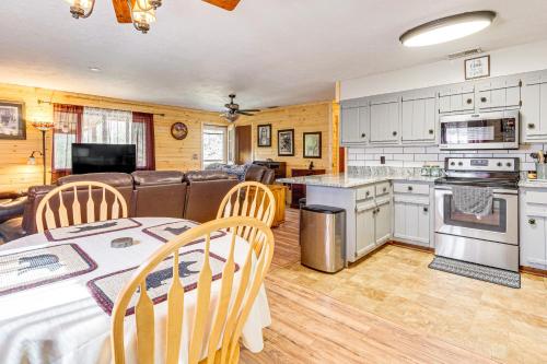 Una cocina o cocineta en Murphy Cabin with Deck, Grill and Private Pond!