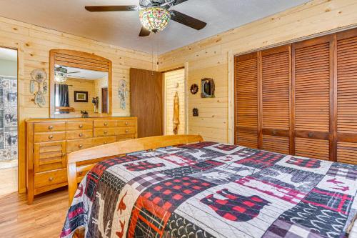 Una cama o camas en una habitación de Murphy Cabin with Deck, Grill and Private Pond!