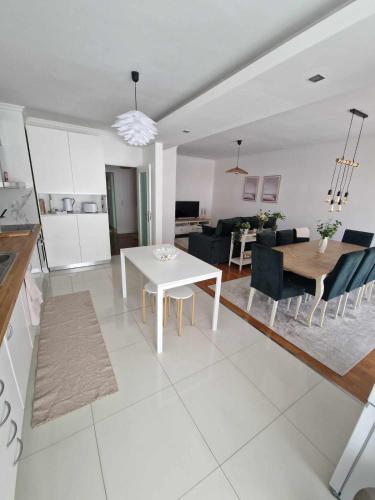 a living room with a table and a dining room at apartamento Bitarães Paredes in Bitarães