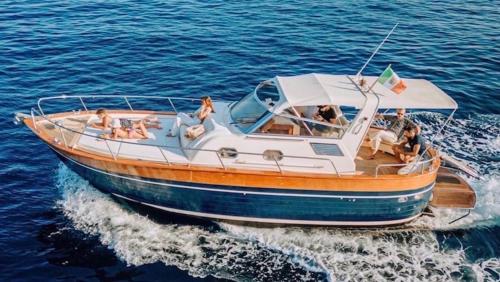 un grupo de personas en un barco en el agua en AIR OF SEA ON BOAT, en Salerno