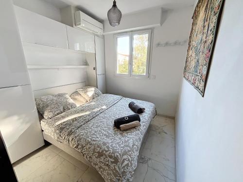une petite chambre avec un lit et une fenêtre dans l'établissement Belvédère 3 étoiles, à Antibes