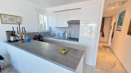 - une cuisine avec un comptoir avec un bol dans l'établissement Belvédère 3 étoiles, à Antibes