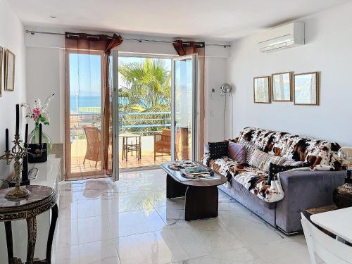 un salon avec un canapé et une table dans l'établissement Belvédère 3 étoiles, à Antibes