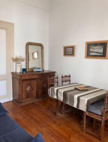 Cette chambre comprend un lit avec un miroir et une commode. dans l'établissement T2 Centre Plage Arcachon, à Arcachon