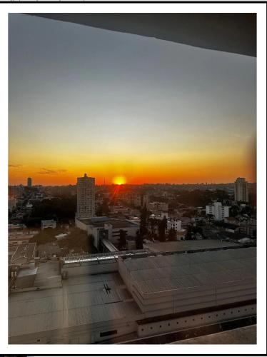 a view of the sunset from the top of a building at Temático,moderno e com pôr do sol Mueller/Centro in Curitiba