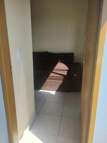 a living room with a couch in a room at Hostel Osoriense in Osório