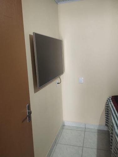 a flat screen tv on the corner of a wall at Hostel Osoriense in Osório