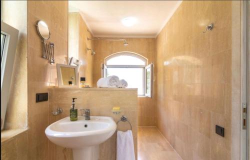 カシュにあるVilla Toros, 5 rooms,10 persons, Sea Views and Private Poolの洗面台、トイレ、鏡のあるバスルーム