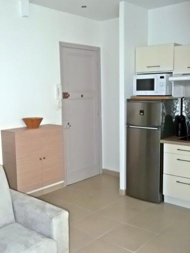 Il comprend une cuisine équipée d'un canapé, d'un réfrigérateur et d'un four micro-ondes. dans l'établissement Studio Palais Jocelyn, cosy,moderne, Hyper centre, 3 min à pieds mer et Vieux Nice, à Nice