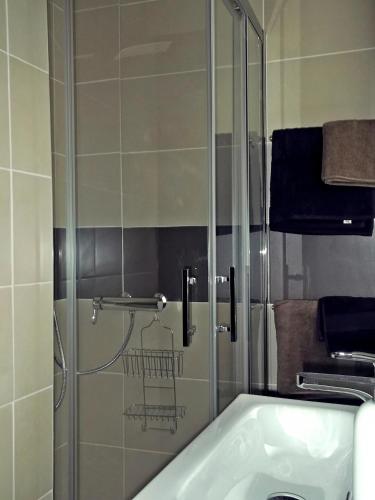 La salle de bains est pourvue d'une douche et d'un lavabo blanc. dans l'établissement Studio Palais Jocelyn, cosy,moderne, Hyper centre, 3 min à pieds mer et Vieux Nice, à Nice
