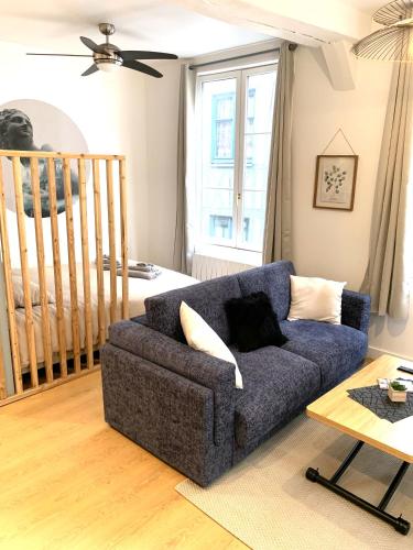 un salon avec un canapé et un lit dans l'établissement Les Bons Enfants 2, à Rouen