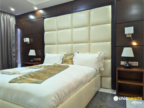 Una cama o camas en una habitación de Chic studio with parking near the airport