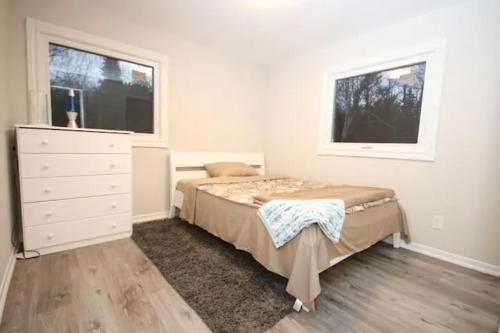 Letto o letti in una camera di La Datcha 20 Acres Private Spa, with Pool, Jacuzzi & Wood Burning Sauna