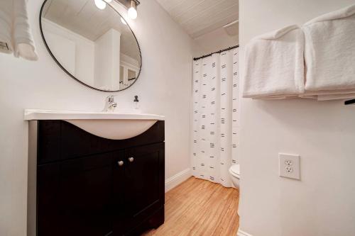 un bagno con lavandino e specchio di Glass Cabin Under the Pines | Hot Tub • Seclusion a Willow Valley