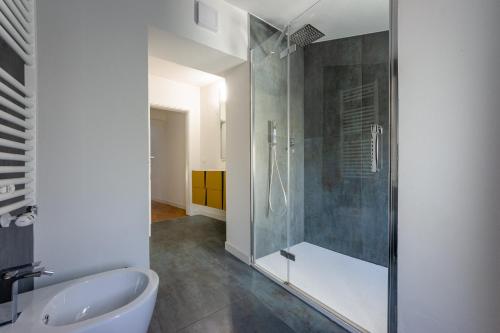 une salle de bain avec une douche en verre et un lavabo dans l'établissement Libertà Bright and Stylish, à Florence