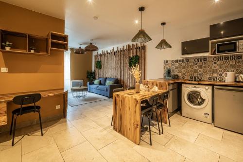 une cuisine et un salon avec laveuse et sécheuse dans l'établissement OIQIA • Eden, à Carcassonne