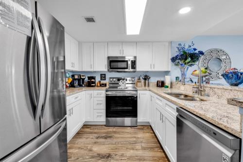 Dapur atau dapur kecil di Atlantica Oceanfront Condos