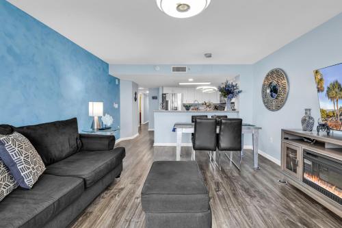 Ruang duduk di Atlantica Oceanfront Condos