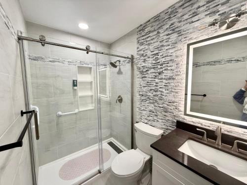 ein Badezimmer mit Dusche, Toilette und Waschbecken in der Unterkunft Dream Cottage in Lewes in Lewes