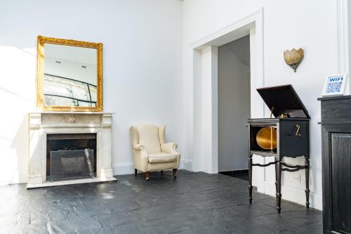 een woonkamer met een spiegel en een stoel bij Bellinzona Boutique in Buenos Aires