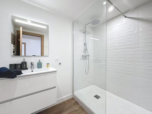 Ένα μπάνιο στο 3 air-conditioned rooms with unobstructed view