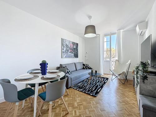 un salon avec un canapé, une table et des chaises dans l'établissement 3 air-conditioned rooms with unobstructed view, à Nice