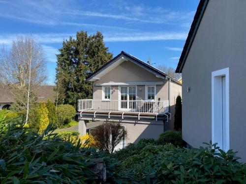 Casa blanca con balcón en Gemütliche 2 Zimmerwohnung, en Wuppertal