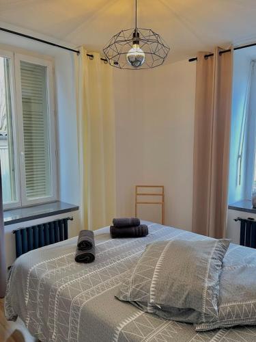 une chambre avec un lit avec deux serviettes dessus dans l'établissement L'univers automobile au coeur de Mulhouse, à Mulhouse