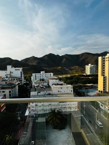 GairaにあるApartamen Sky towerの建物や山々のある街並み