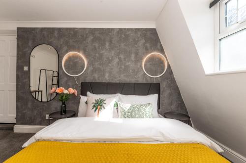 Ένα ή περισσότερα κρεβάτια σε δωμάτιο στο Cute 2 Bedroom House - 10 Min Walk to Woolwich DLR & Elizabeth Line - Netflix - Espresso Machine