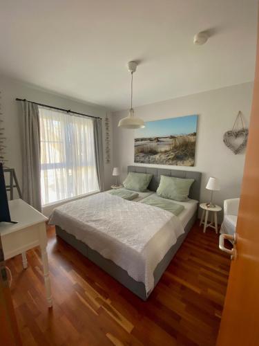 a bedroom with a large bed and a desk at Gemütliche 2 Zimmerwohnung in Wuppertal