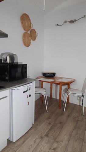 - une cuisine avec une table, une table et des chaises dans l'établissement Belle vue, à Agde
