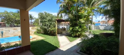 Blick auf einen Garten mit Pool in der Unterkunft O melhor lugar pra família, em Tamandaré in Tamandaré
