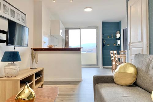 un salon avec un canapé et une table dans l'établissement #BN The Blue Song Marcelin Berthelot Tramway, à Grenoble