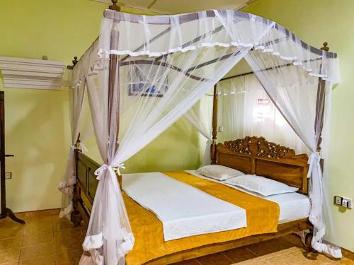 Postel nebo postele na pokoji v ubytování Anjayu Villa - Ayurveda Beach Resort