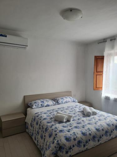 a bedroom with a bed with two towels on it at La bella vista in Conocchia