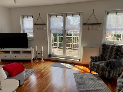 Una sala de estar con un televisor de pantalla plana y un sofá. en Gemütliche 2 Zimmerwohnung, en Wuppertal