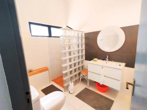 une salle de bain avec toilettes, lavabo et miroir dans l'établissement Quinta Azul, à Loulé