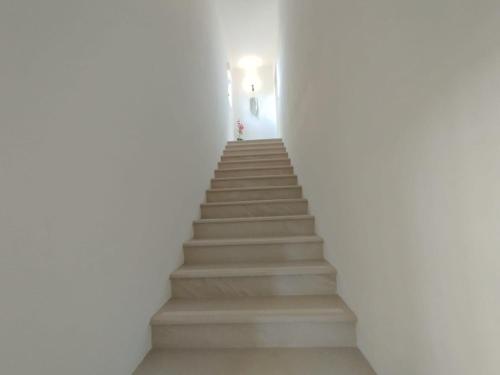 a stairway with white walls and white stairs at Quinta Azul in Loulé