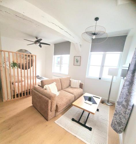 un salon avec un canapé et une table dans l'établissement Les Bons Enfants 3, à Rouen