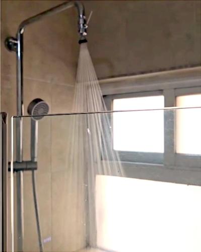 a shower with a shower curtain in a bathroom at Departamento cerca de Reforma y Chapultepec - atrás Torre Mayor in Mexico City