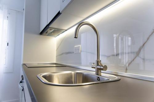 een roestvrijstalen aanrecht in een keuken bij Tossa Sunny in Tossa de Mar